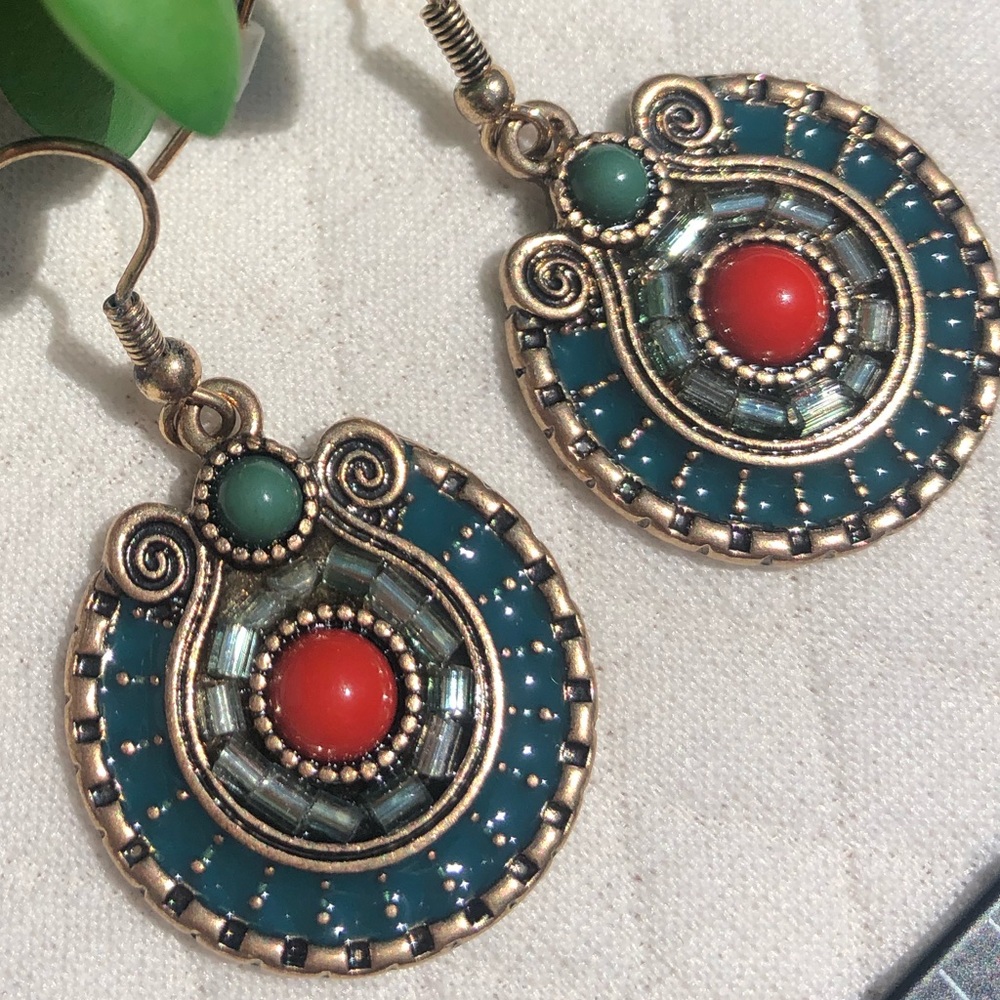 Beautiful vintage vibe classic earrings.  Timeless feel 🤍